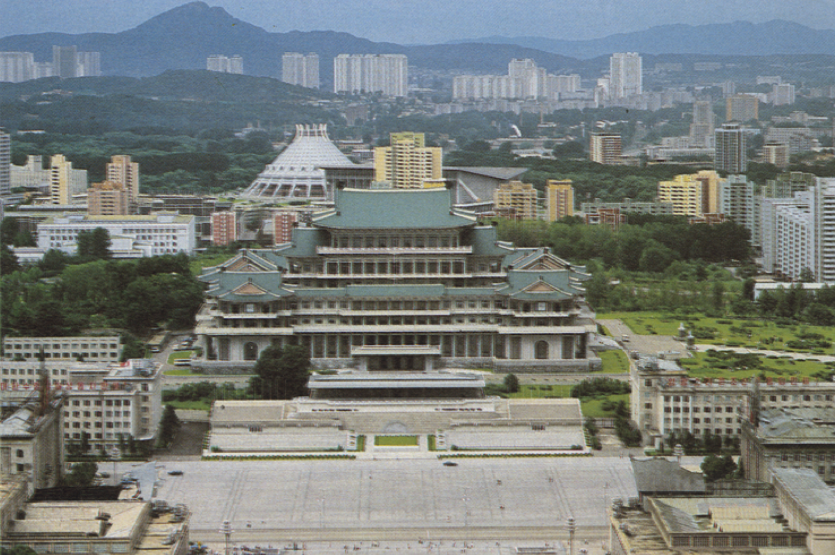 绿化丰富的朝鲜人民大学习堂与周边景观，1989年摄[5]